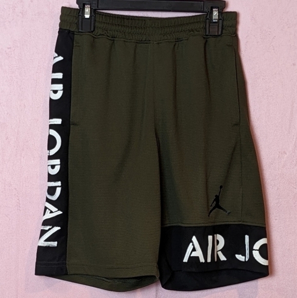 Air Jordan Boys Green Shorts with Pockets size Medium - Picture 1 of 5